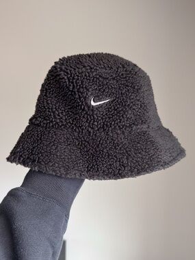 NIKE REVERSIBLE BUCKET HAT